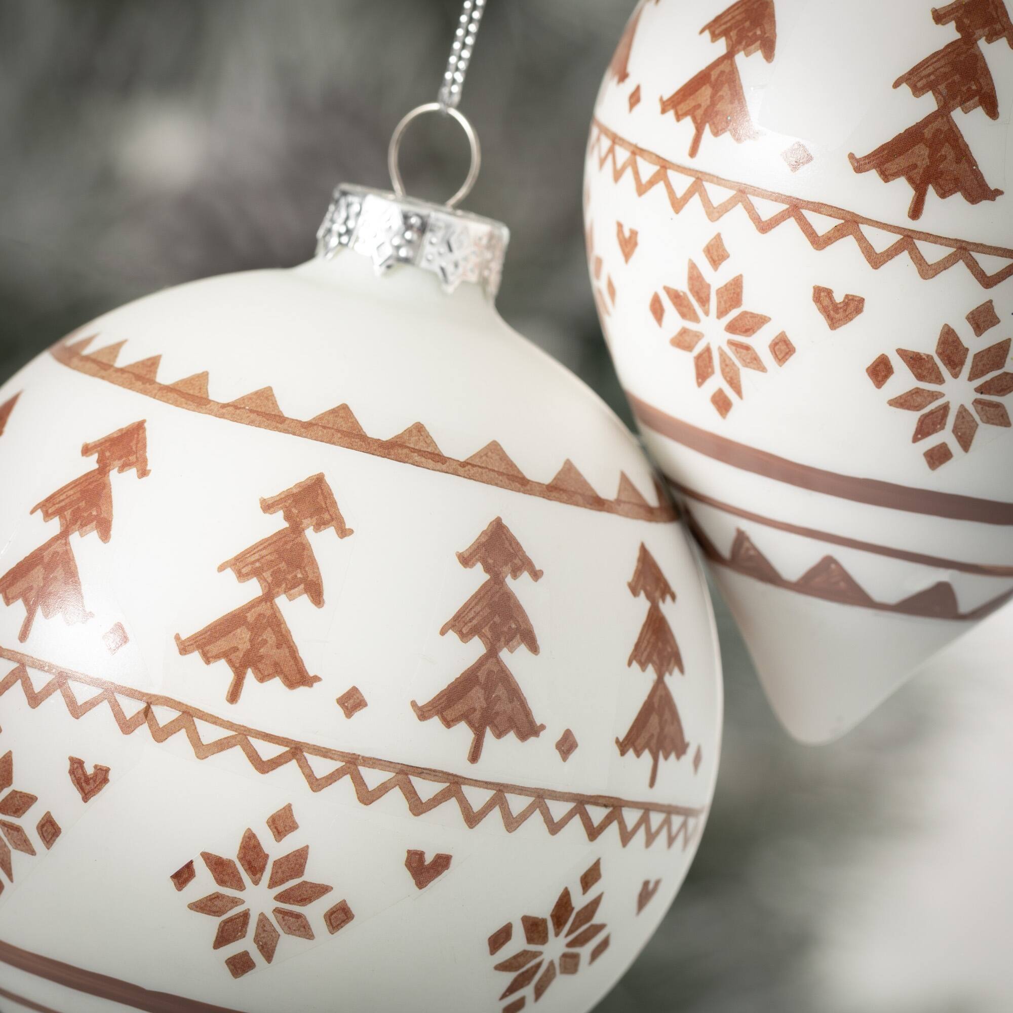 6"H and 4.5"H Sullivans Patterned Ball Ornament Set of 2, White Christmas Ornaments 4"L x 4